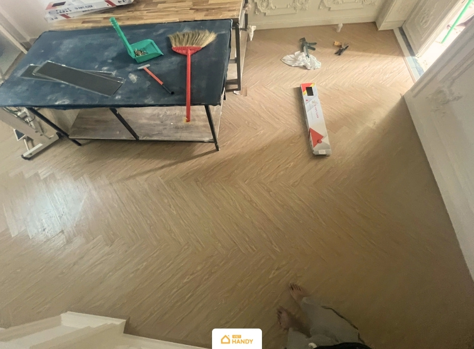 Tự tay thi công sàn nhựa giả gỗ hoặc thuê thợ với giá hợp lý
