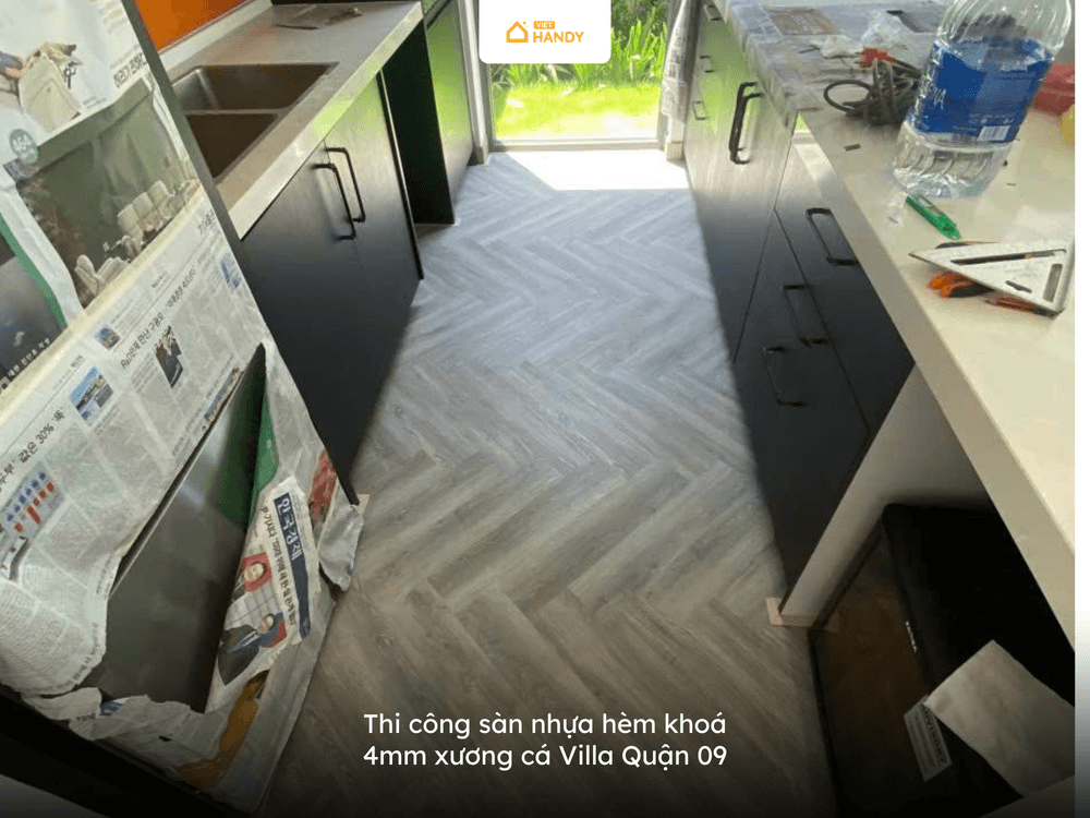 Thi công sàn nhựa hèm khoá 4mm xương cá Villa Quận 09