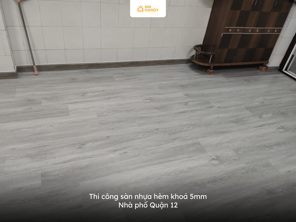 Thi công sàn nhựa hèm khoá 5mm Nhà phố Quận 12