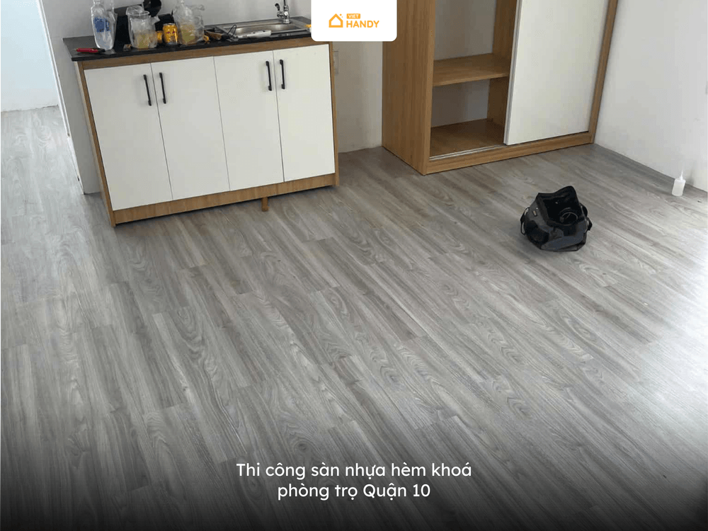 Thi công sàn nhựa hèm khoá phòng trọ Quận 10